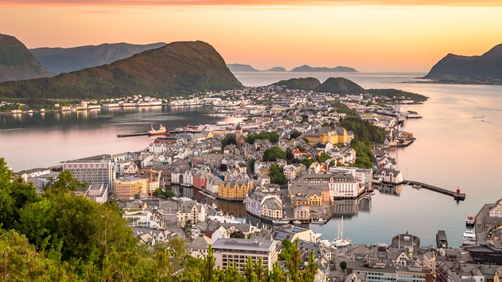 Vue aérienne d'Ålesund et son architecture Art Nouveau sur la péninsule entre les fjords