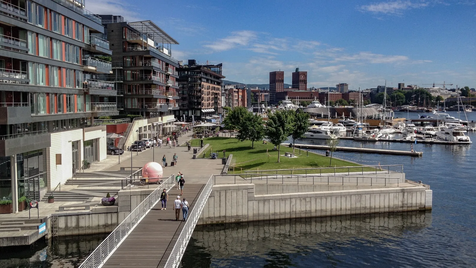 Vue sur le quartier Aker Brygge et l'Oslofjord depuis le front de mer d'Oslo