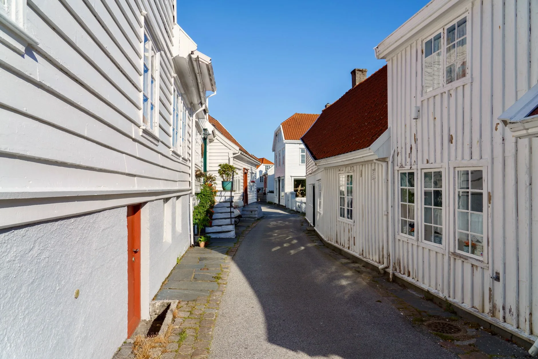 Les maisons blanches en bois du vieux quartier Gamle Stavanger avec les ruelles pavées