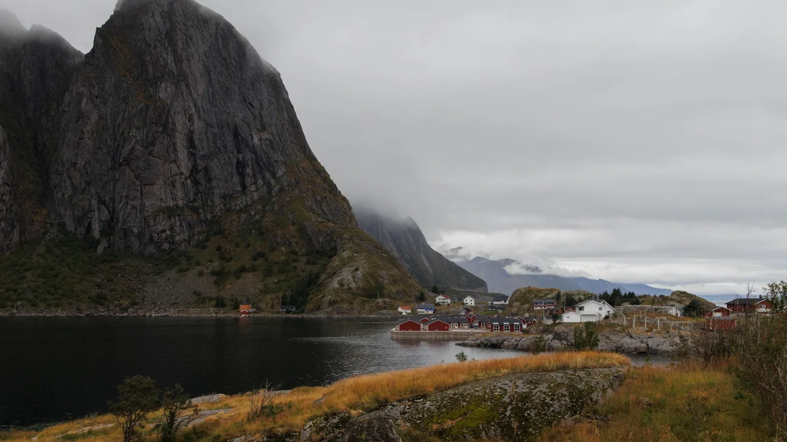 Svolvær avec ses maisons colorées sur le port et les pics de montagne enneigés en arrière-plan