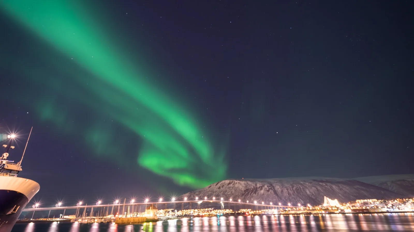 Tromsø illuminé la nuit avec les aurores boréales dans le ciel arctique