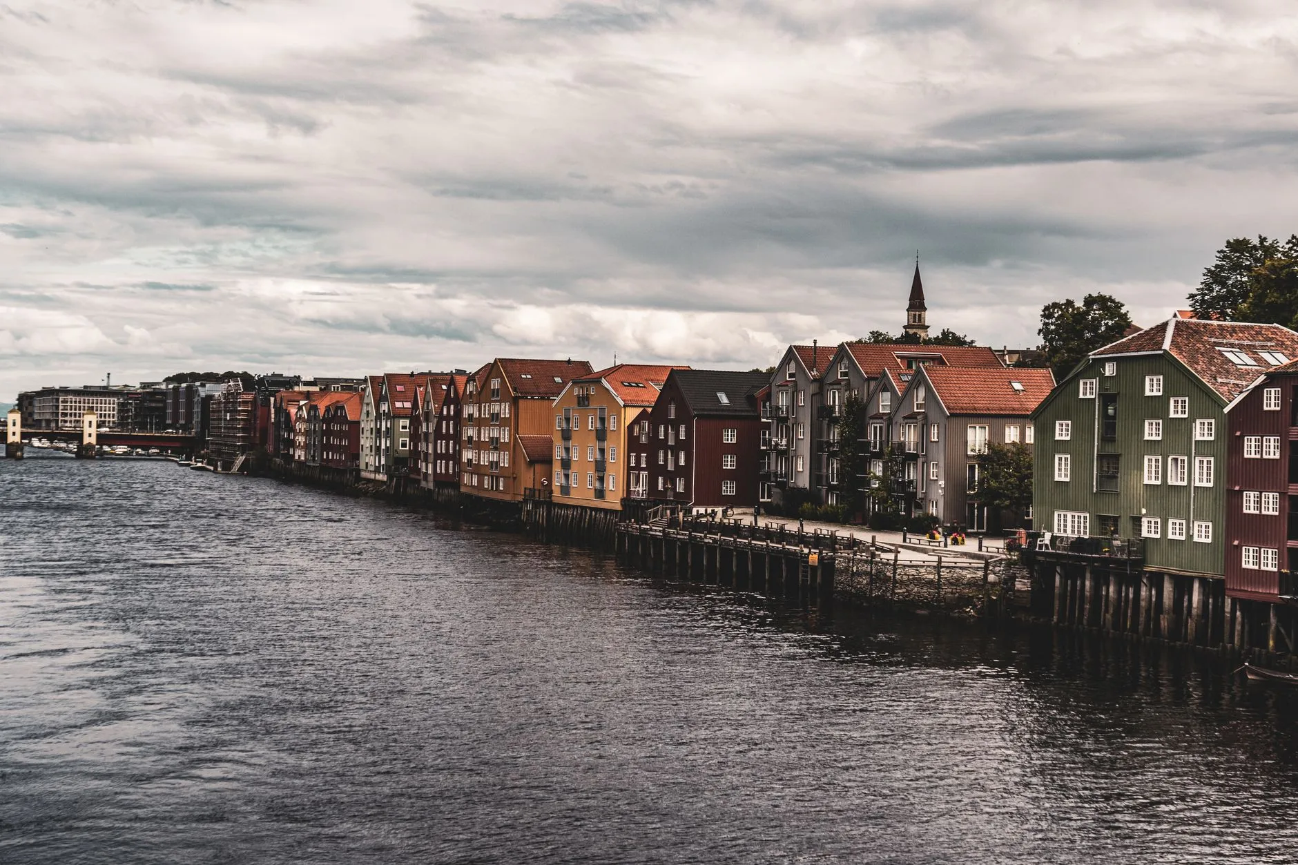 Vue sur la rivière Nidelva et les entrepôts colorés de Nedre Elvehavn à Trondheim