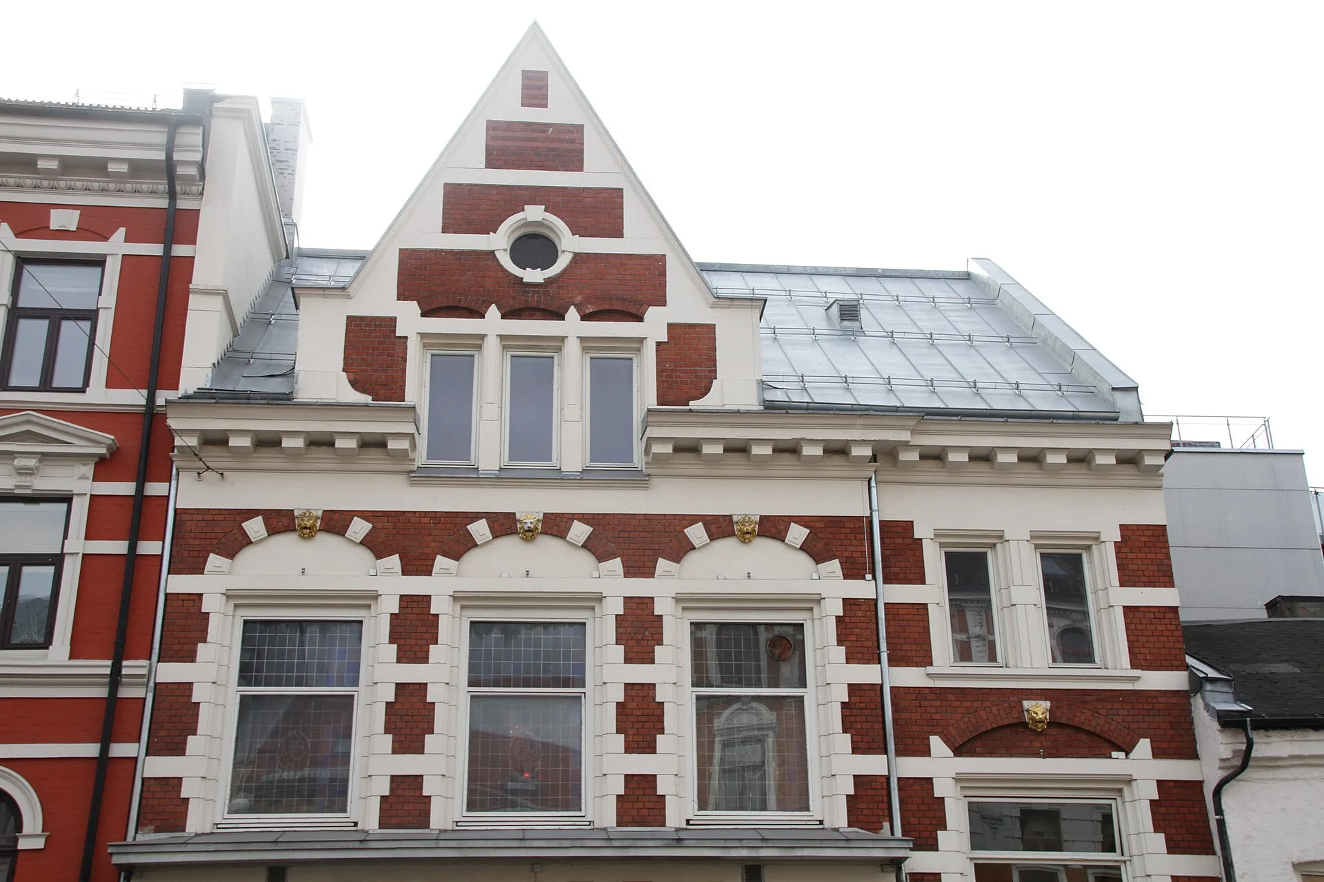 Quartier gastronomique à Oslo, façade d'immeuble typique au bord de l'Akerselva